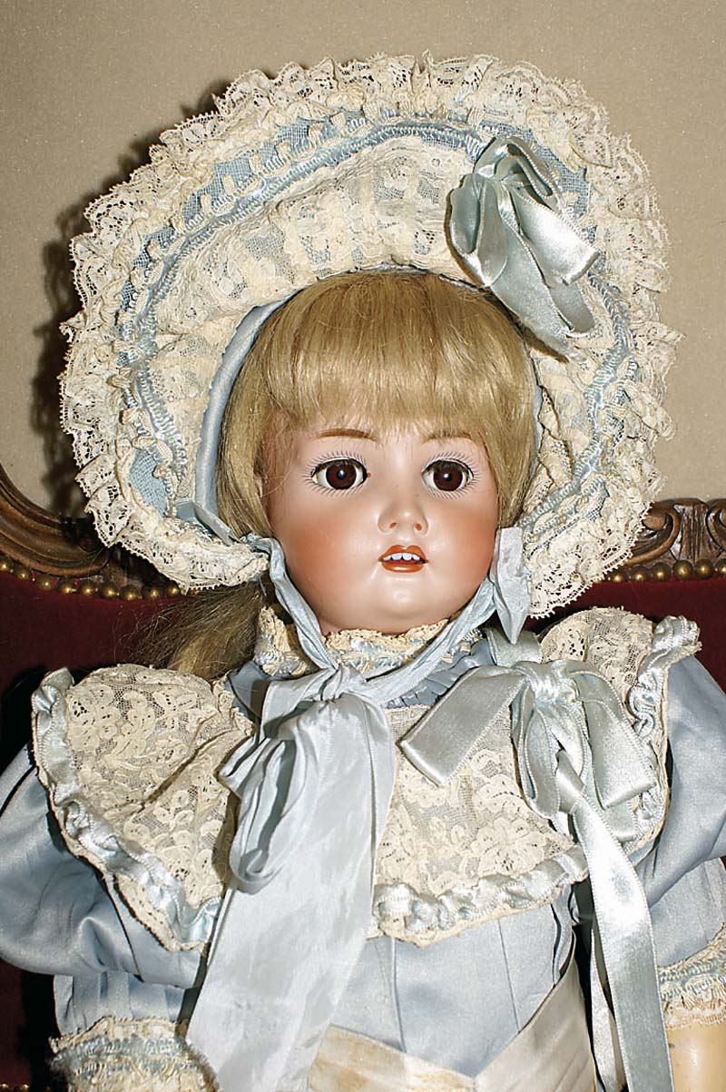 Grosse Porzellankopfpuppe, deutsch, um 1910, wohl Kestner, Nr.182 68, braune Schlafaugen, hellblonde EchthaarperÜcke, offener Mund, vier ZÄhne ...