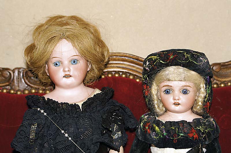 Porzellankopfpuppe, Armand Marseille, um 1910 , A.M. 3/0 DEP, blaue Schlafaugen, Brustplatte, offener Mund vier ZÄhnchen oben, gestopfter ...