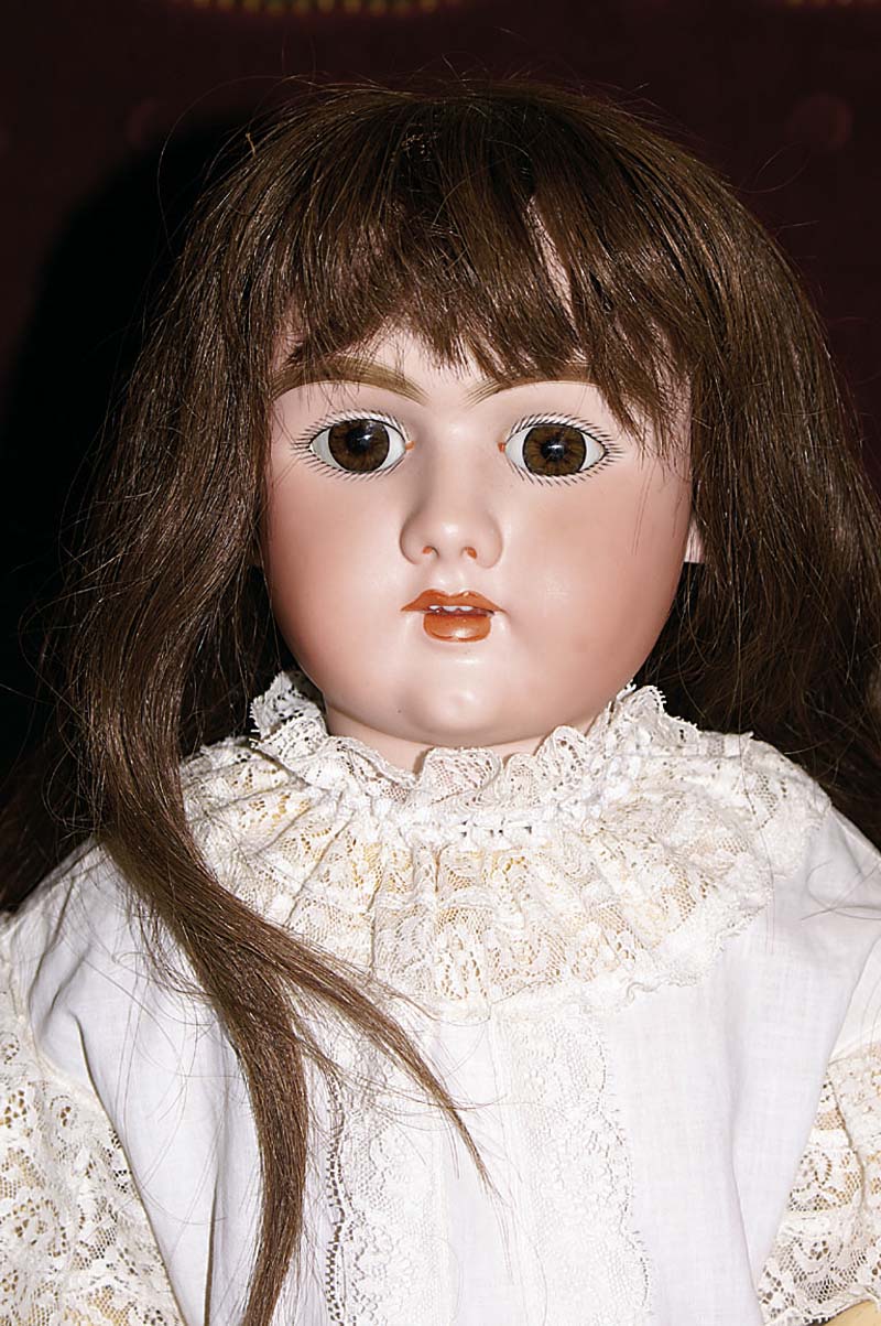 Grosse Porzellankopfpuppe, SFBJ Paris, um 1900 , 23, Rotes Kreuz, auf dem KÖrper 14, braune EchthaarperÜcke, braune Glasaugen, offener Mund, vier ...