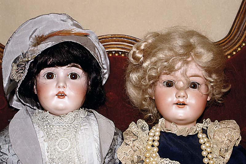 Porzellankopfpuppe, wohl C.F. Kling, um 1885 , 166, braune EchthaarperÜcke, braune Schlafaugen, offener Mund, 4 ZÄhnchen oben, Brustplatte, ...