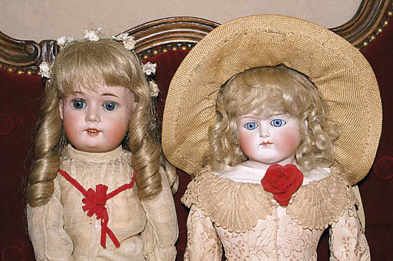 Porzellankopfpuppe, wohl CF kling, um 1910, gestopfter StoffkÖrper, geschlossener Mund, blonde MohairperÜcke, Kleidung aus alten Stoffen, z.T. ...