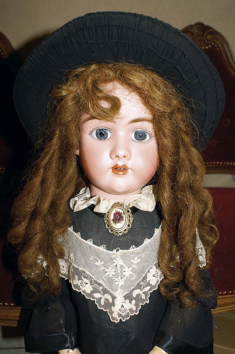 Grosse Porzellankopfpuppe, Heinrich Handwerck, um 1900, 16 99 DEP Germany 7, braune EchthaarperÜcke, blaue Schlafaugen, offener Mund, vier ZÄhne ...