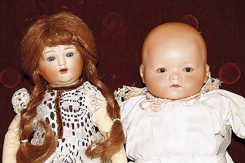 Porzellankopfpuppe, Ri?, in Raute, um 1910, rote EchthaarperÜcke, blaue Schlafaugen, offener Mund, zwei ZÄhnchen oben, Kleidung aus alten ...