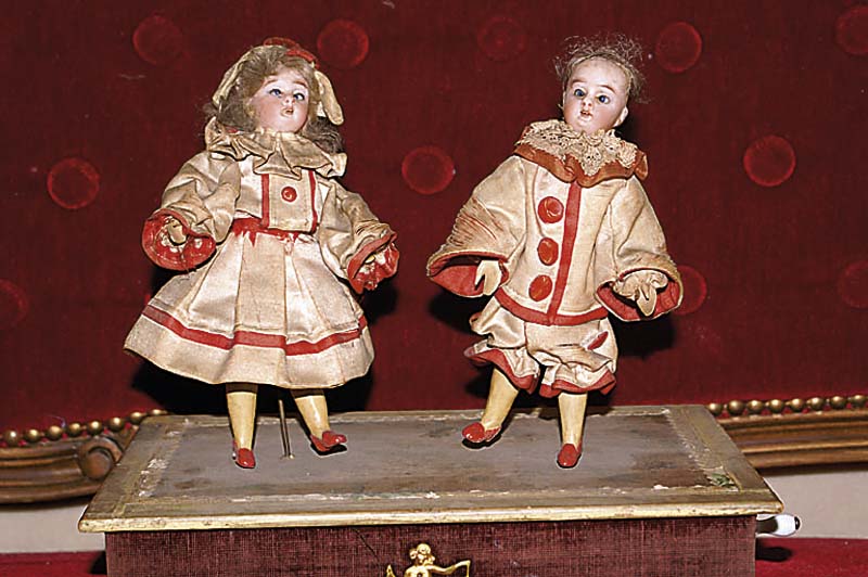 Puppenautomat, wohl Gottlieb Zinner, um 1900, Holzschatulle mit zwei Porzellankopf- Puppen, Spieluhr mit Kurbelbetrieb, PuppenpÄrchen dreht sich ...