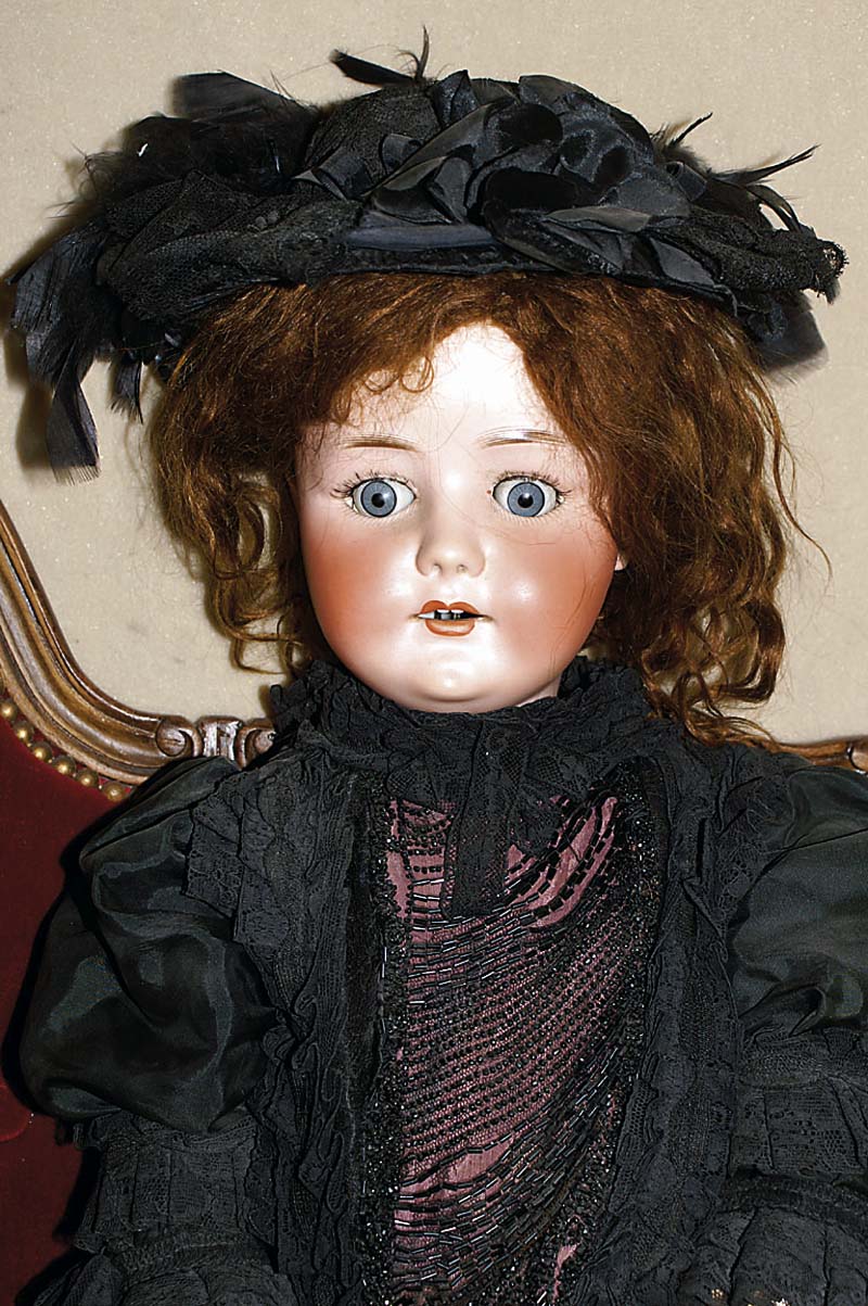 Grosse Porzellankopfpuppe, gemarkt 11, Germany , um 1910, blaue Schlafaugen, offener Mund, vier ZÄhne oben, MassekÖrper, braune EchthaarperÜcke, ...
