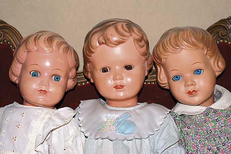 Konvolut aus drei grossen Celluloidpuppen, 40er J., 1x SchildkrÖt, modellierte Haare, blaue u. braune Glasaugen, mit Wimpern, diese z.T.fehlend, ...