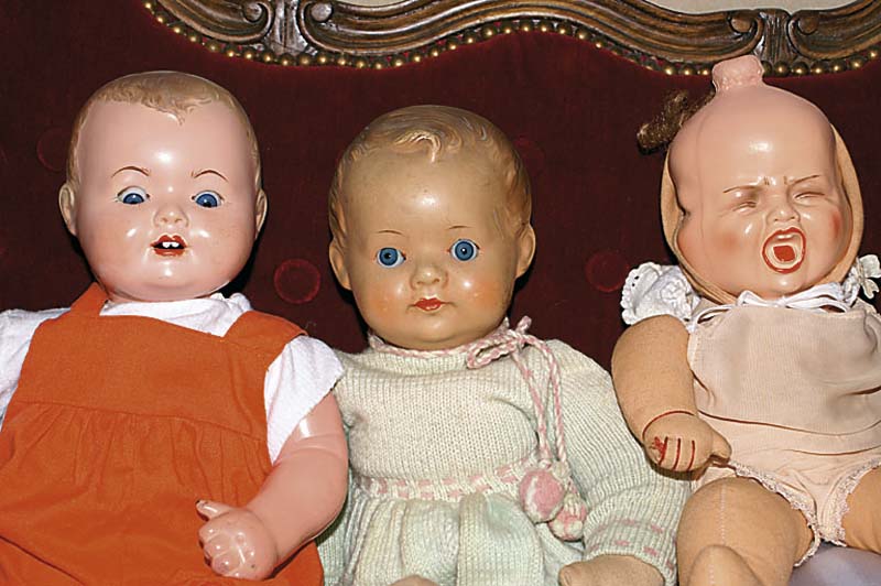 Sog. Dreigesichterpuppe, um 1920, Massekopf mit StoffkÖrper, Kopf kann gedreht werden, dadurch ein lachendes, schlafendes u. ein weinendes ...