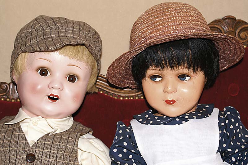 Grosse Puppe, Rakso, Kopf um 1930, KÖrper sek., Masse, offener Mund, Glasaugen, H.ca. 71cm, l.bespielt, guter altersbed. Zst., Kleidung sek.