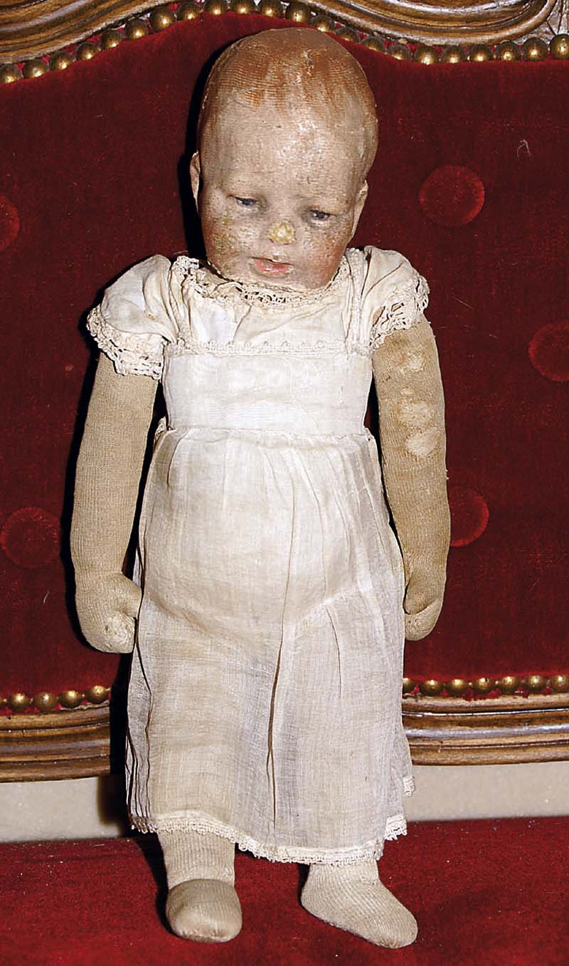 Puppe, KÄthe Kruse, Puppe II, um 1925, gestopfter StoffkÖrper, hellbraune gemalte Haare mit Stirnlocken, blaue Augen, TrikotkÖrper mit ...