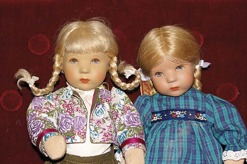 Zwei KÄthe-Kruse-Puppen, Modell Hanne Kruse, 70/80er Jahre, blonde Echthaare, gestopfte StoffkÖrper, H.ca.26cm, guter Zustand