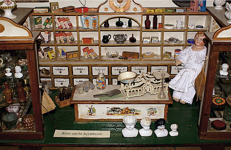 KrÄmerladen, um 1900, Holz mit Vitrinen, zahlreiche Schubladen mit beschriftete Porzellanschildchen, Waren, dazu Massepuppe ,sehr schÖn ...