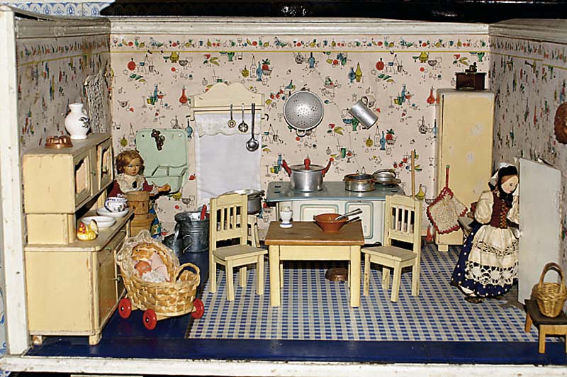 Grosse Puppenstube aus zwei Zimmern, 50er J., typische Papiertapete, schÖne weihnachtlich dekoriert, mehrehre PÜppchen, reich eingerichtet, ca. ...