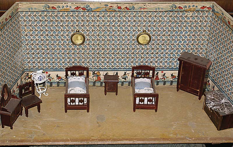 Schlafzimmer, um 1910/20, mit Tapete, Bildern u. HolzmÖbeln komplett eingerichtet, ca. 31x76x28 cm, Alterssp., sammelw.