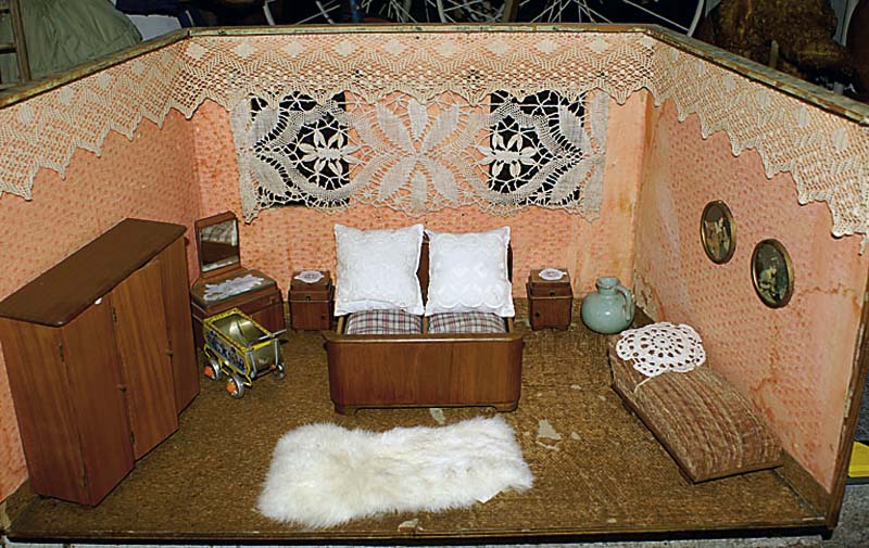 Puppenstube, Schlafzimmer, um 1910, liebvoll eingerichtet, mit Bett, 2 NachtschrÄnkchen, Kleiderschrsnk und Kommode, Einrichtung wohl 50er Jahre, ...