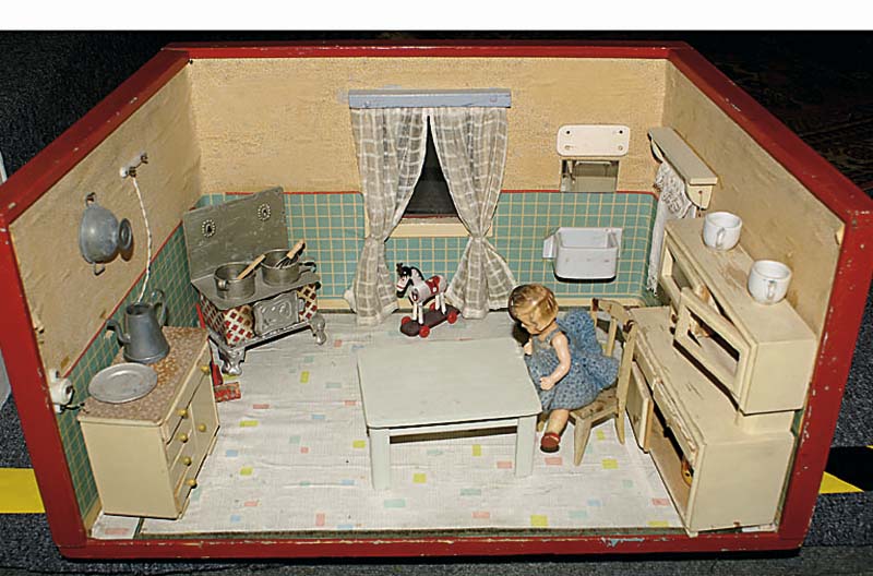 PuppenkÜche, 30/40er J., eingerichtet mit Kommode, Tisch und Stuhl, Anrichte, kl. Ofen, PÜppchen, ca.28x53x35cm, l. bespielt