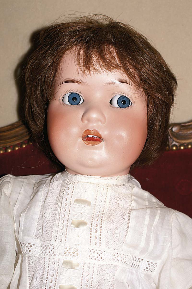 Grosse Porzellankopfpuppe, Heubach/ KÖppelsdorf, um 1920, 300/10, braune EchthaarperÜcke, blaue Flirting eyes, l. am Mund rest., MassekÖrper, ...