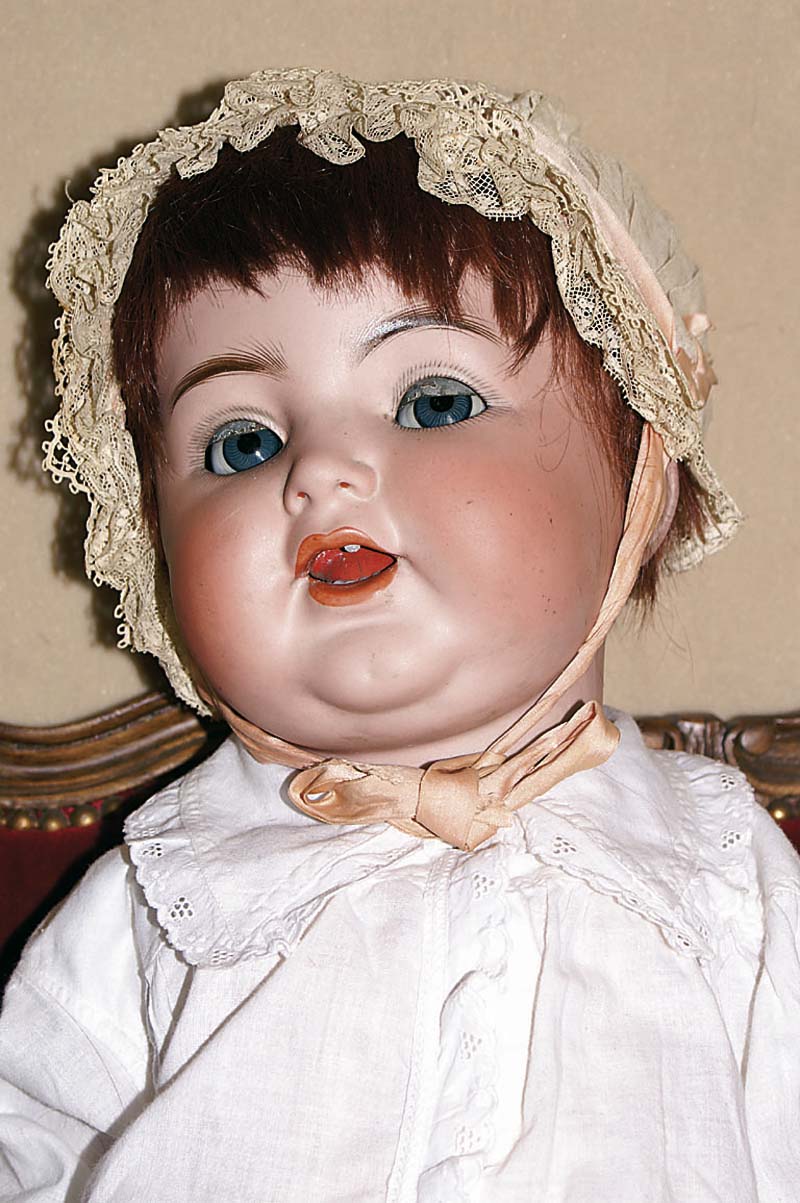 Grosse Porzellankopfpuppe, Simon& Halbig, K Stern R, 146, um 1919, blaue Schlafaugen, offener Mund, vier ZÄhnchen unten, ein Zahn oben, braune ...