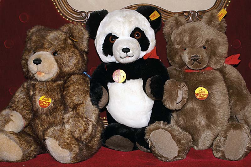 Drei SteiffbÄren, 80er J., 1x Panda, alle mit OriginalanhÄngern, Knuffi, Petsi-Panda u. Original-TeddybÄr, H.ca.34-38 cm, guter Zustand
