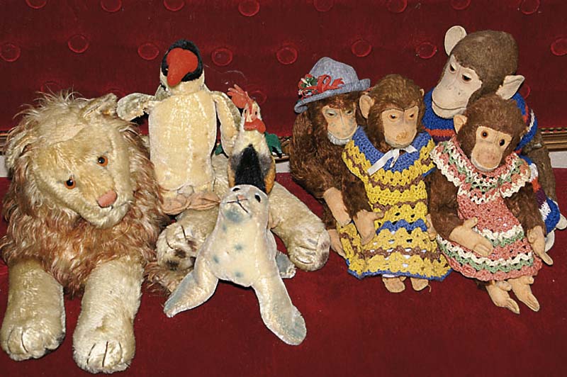 Konvolut aus vier Steiffaffen, mit braunen Glasaugen, l.bespielt, z.T.l.besch., z.T. Teile erneuert, ca.25-30cm