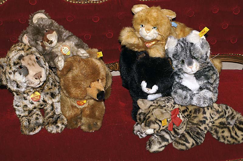 Konvolut aus drei Steifftieren, 80er Jahre, Cosy Raccy, Molly Babygepard, Molly BraunbÄr, alle min. bespielt, schÖnes Konvolut