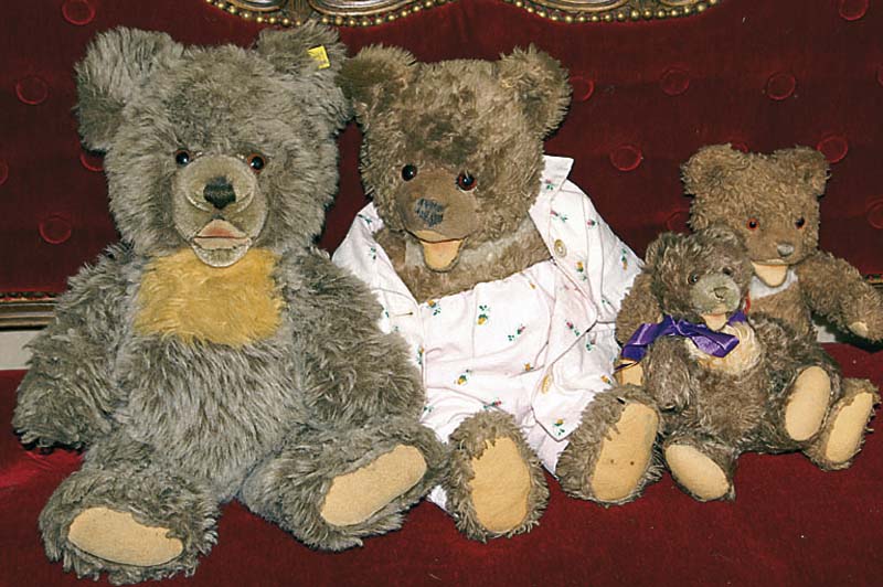 Konvolut zweit Steiffteddys, 60er Jahre, CosybÄr u. KragenbÄr, beide bespielt, l. ca. 45 cm