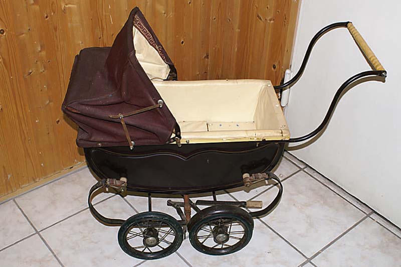Kinderwagen, um 1890/1900, dunkelrotes Verdeck, Blech, stÄrker bespielt, 75x88cm; AltersschÄden, dekorativ