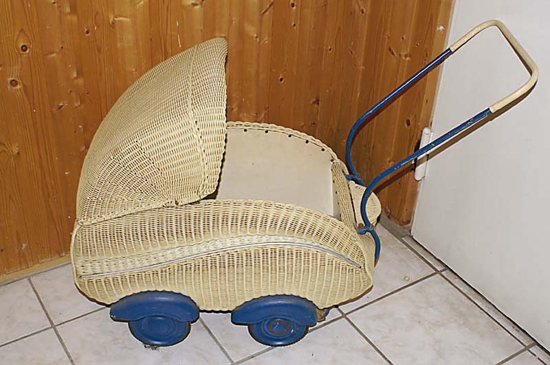 Kinderwagen, 30er Jahre, geflochten, Metall blau u. weiss, ca. 71x80cm, l.Alterssch.