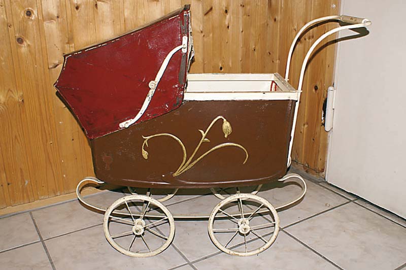 Kleiner Puppenwagen, um 1910, Holz, rotbraun u. weiß abgesetzt, floraler Dekro, ca. 67x65cm , Alterssch., sehr dekorativ