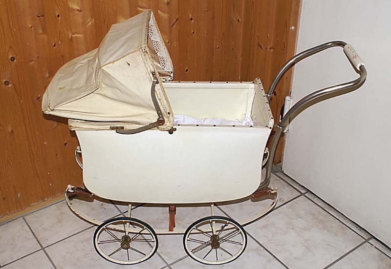 Puppenwagen, um 1910, Holz, beigefarben gefasst, ca. 83s70cm, Alterssch., dekorativ