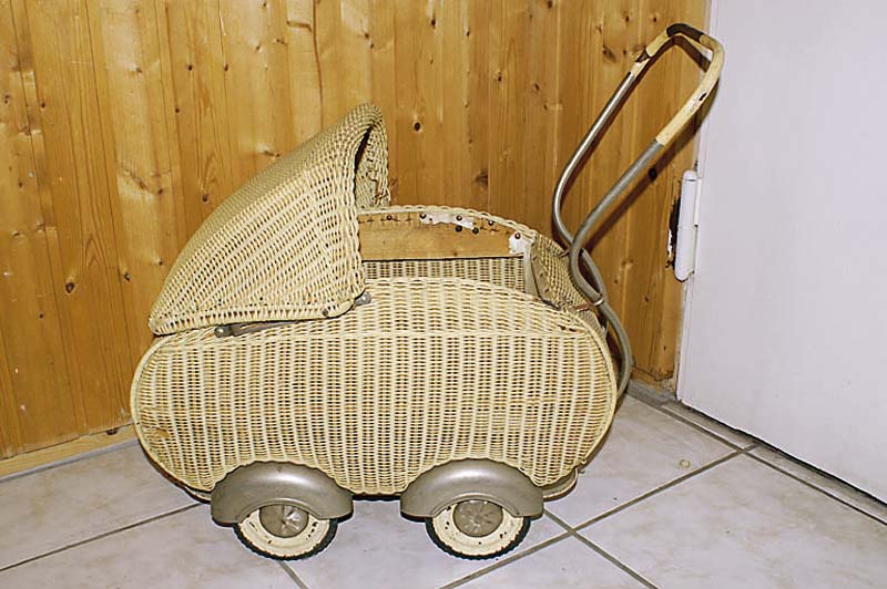 Kleiner Puppenwagen, 30er Jahre, geflochten, ca.61x56cm, Alterssch.