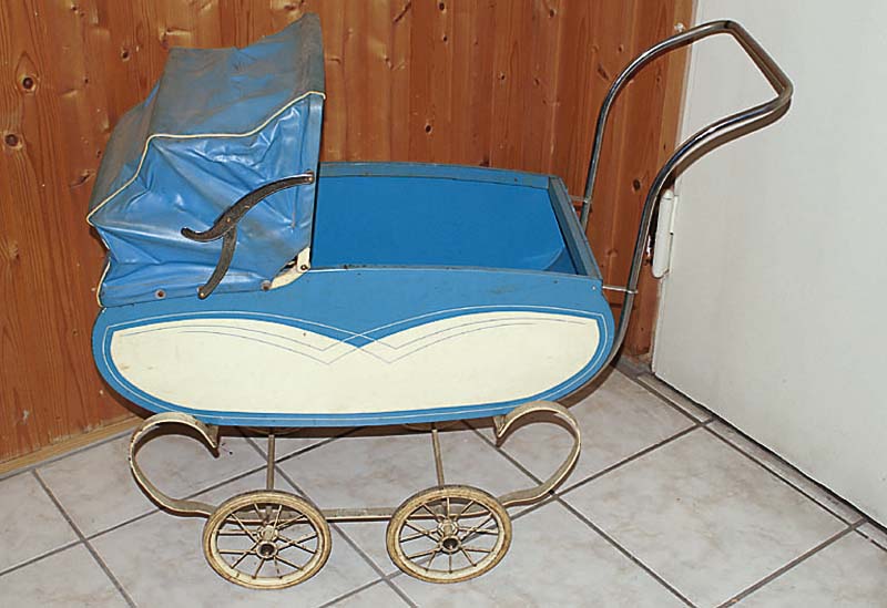 Puppenwagen, um 1910/20, Blech, hellblau u. beige gefasst, Alterssch., 76x70cm, dekorativ
