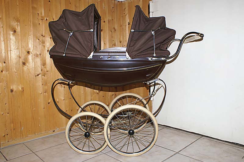 Puppenwagen, 60er Jahre, bez. Silver cross, Blech dunkelbraun lackiert, mit doppeltem Verdeck, vier Reifen, sehr dekorativ, ca. 93x69cm, ...