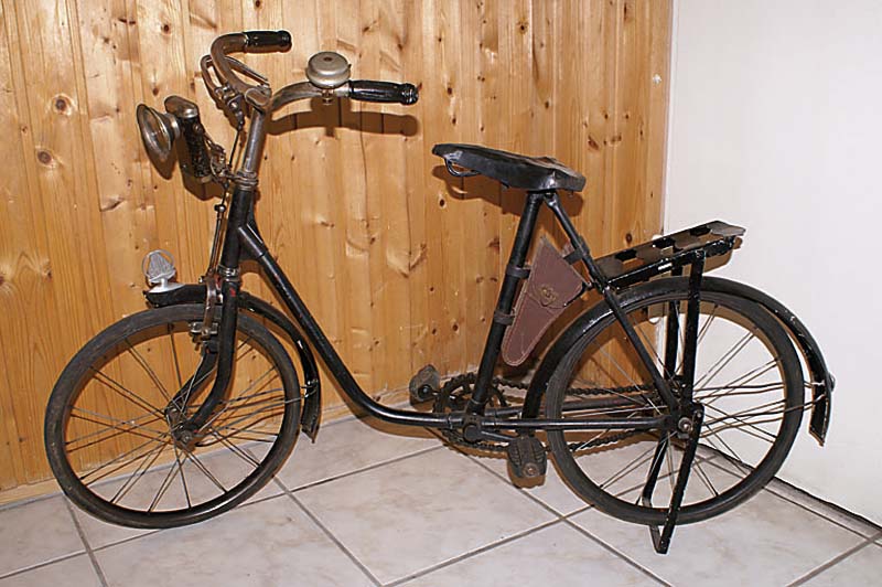 Kinderfahrrad, um 1900, schwarz lackiert, Bauer, Pedale bez. Triang, Sattelh.ca. 58cm, L .ca.116cm, VollgummirÄder, l.Alterssch., selten, sammelw.