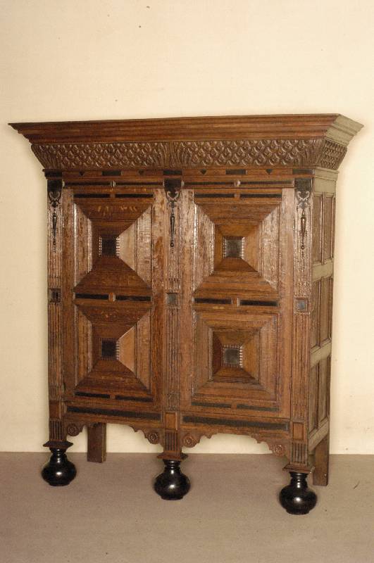 Kissenschrank, Holland, um 1720/40, Renaissance, Eiche massiv, auf 3 balusterfÖrmigen KugelfÜßen, Lisenen kanneliert, auf den TÜren 4 ...