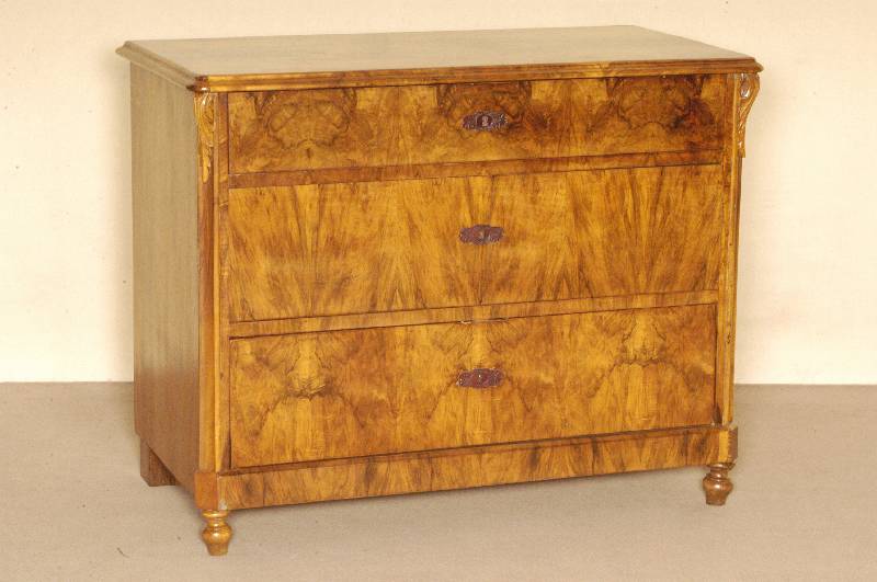 Kommode, sÜddeutsch/Österreich, um 1860, Korpus Weichholz, ausgesuchtes Nußbaumfurnier, auf KugelfÜßen, 3-schÜbig, abgeschrÄgte Ecken, ...