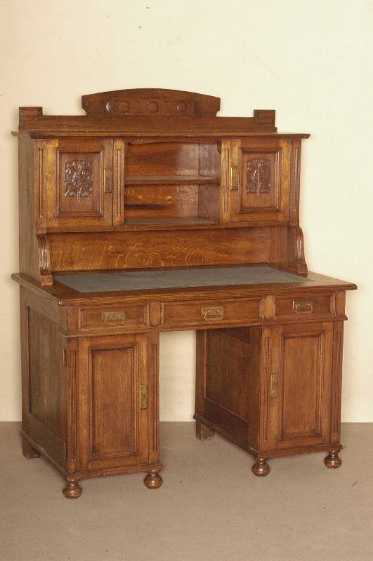 Schreibtisch, deutsch, um 1910, Eiche massiv , auf KugelfÜßen, Lisenen gerillt, Platte mit hellgrÜnem Alcantara bezogen, Oberteil zwei TÜren ...