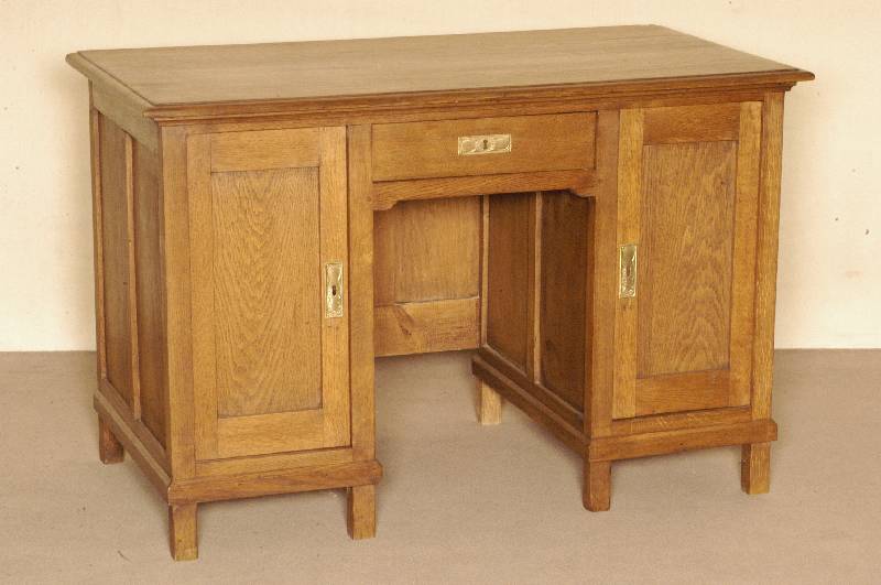Schreibtisch, deutsch, um 1910, Korpus Weichholz, Eiche massiv, z.T. furniert, auf eckigen FÜßen, Unterteil 2 TÜren und Schubladen, SchlÖsser ...