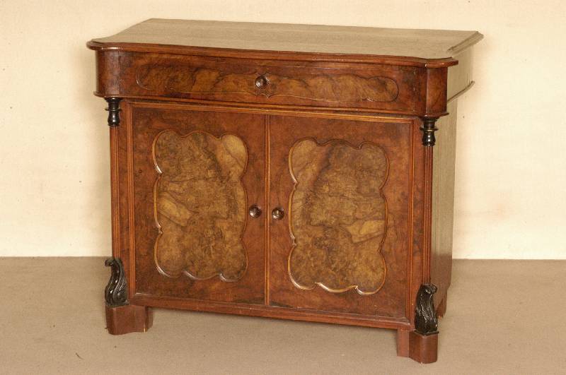 Halbschrank, deutsch, um 1870, Louis -Philippe, Korpus Weichholz, Nußbaumfurnier, z.T. gespiegelt, zwei TÜren und eine Schublade , diese ...