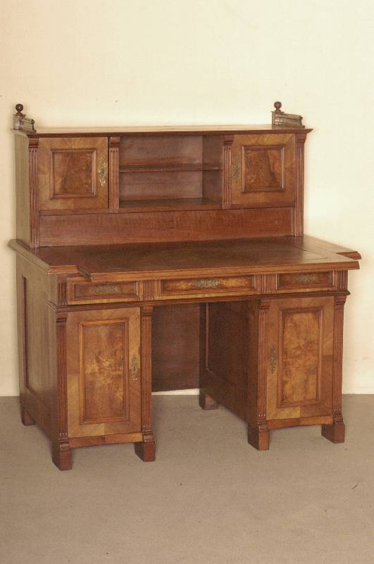 Schreibtisch, deutsch, um 1880, GrÜnderzeit, Korpus Weichholz, Nußbaumfurnier, auf KugelfÜßen, Lisenen gerillt, TÜrfÜllungen furniert mit ...