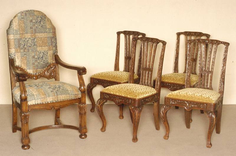 Stuhlsessel, deutsch, um 1910, Gestell Eiche massiv, Beine verstrebt, Handlauf in Veluten auslaufend, Vorderseite 4-eckige SÄulen mit ...