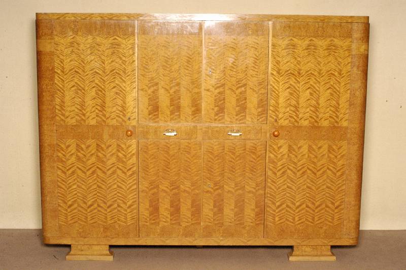 Kleiderschrank, deutsch, um 1920, ArtDeco, Korpus Weichholz, helles Birkefurnier, abgerundete Ecken, Furnierbild in FischgrÄtenform eingelegt, 6 ...