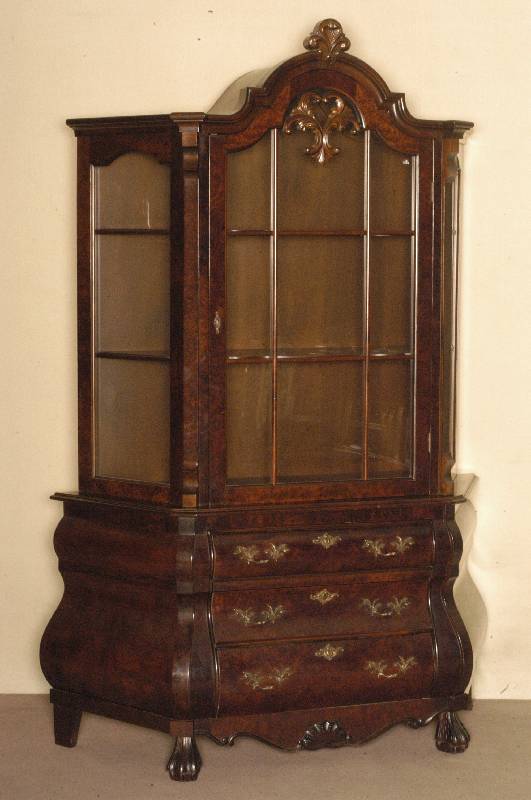 Barockstilvitrine, Holland, um 1960, nach altem Vorbild, Korpus Weichholz/Hartholz, Wurzelnußfurnier z.T. gespiegelt, schÖnes Furnierbild, ...