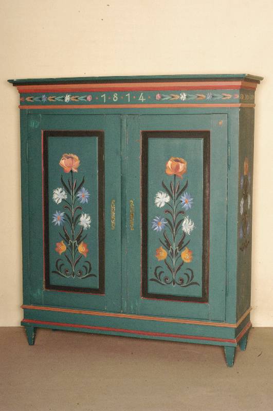 Garderobenschrank, deutsch, datiert 1814, Weichholz massiv, blau gefaßt, Bemalung mit BlÜtenmotiv, dies wohl um 1960 erneuert, eckige FÜße, ...