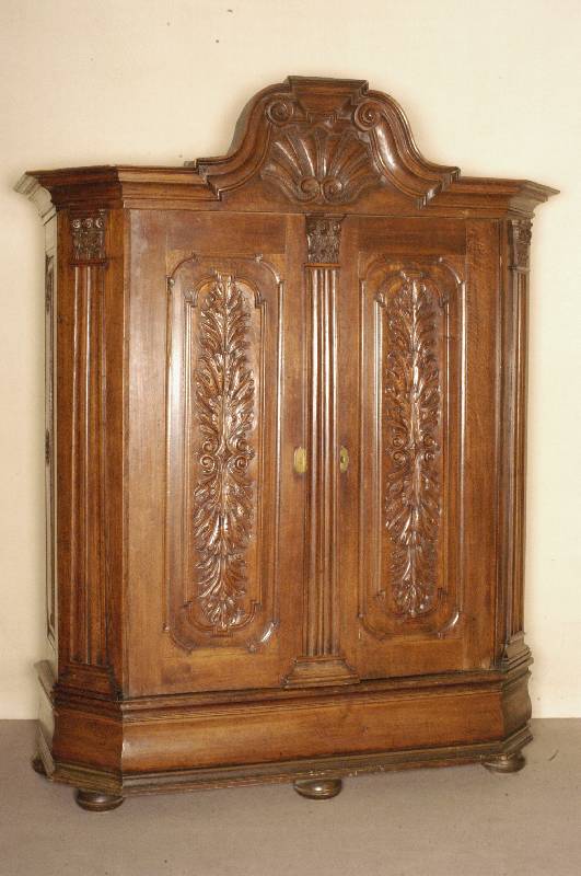 Dielenschrank, Mosel/Trier, um 1760, auf Rahmen gearbeitet, Eiche massiv, hessischer bzw. Frankfurter Einfluß nachweisbar, Seiten abgeplattet, ...