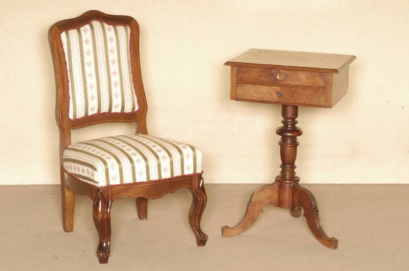 NÄhtisch, deutsch, um 1880, GrÜnderzeit, gedrechselter Fuß, 3-fach ausladend, Oberteil mit 2 Schubladen, obere Schublade mit vielen FÄchern, ...