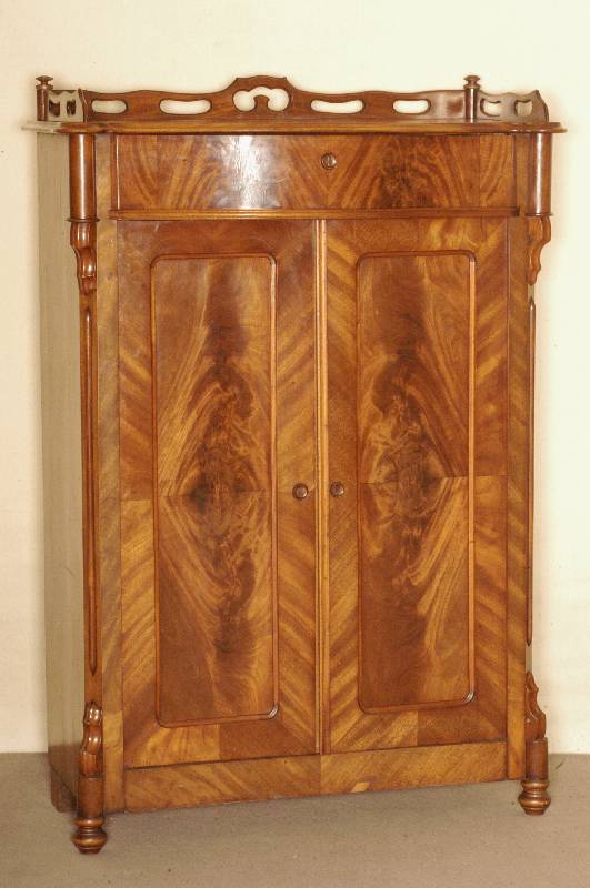 Vertiko, deutsch, um 1860/70, Korpus Weichholz, Nußbaum- bzw. Wurzelnußfurnier z.T. gespiegelt, Ecken abgeplattet, aufgesetzte Schnitzereien aus ...