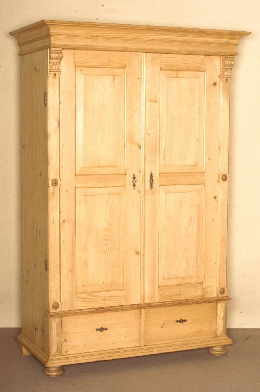 Weichholzschrank, deutsch, um 1880, Tanne massiv, gelaugt, geschliffen und gewachst, Kopfleiste doppelt getreppt, TÜren mit DoppelfÜllungen, ...