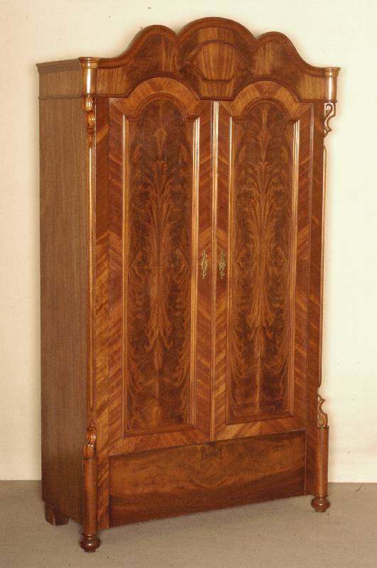 Kleiderschrank, deutsch/wohl Berlin, um 1860/70, Korpus Weichholz, Pyramidenmahagonifurnier doppelt bzw. 4-fach gespiegelt, aufgesetzte ...