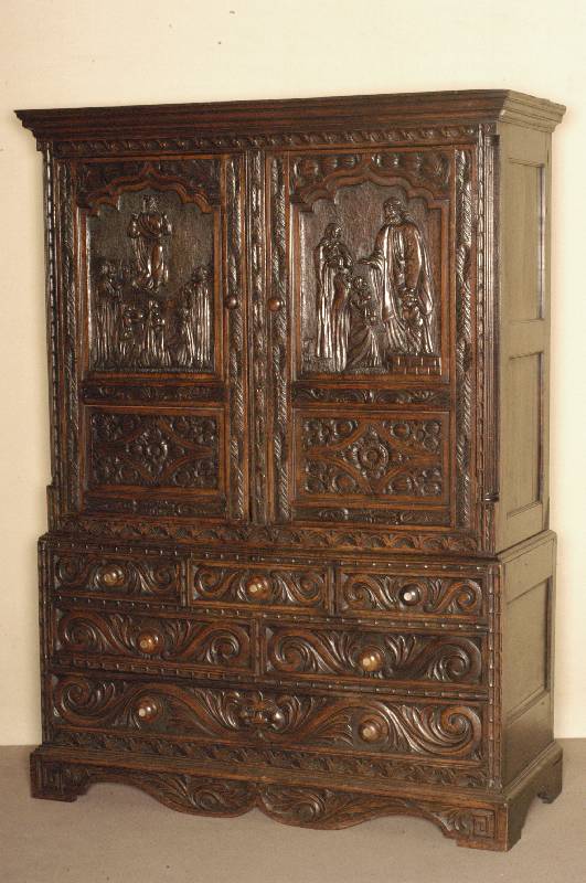 Kabinettschrank, England, um 1800, Eiche massiv, RÜckwand Weichholz massiv, auf Rahmen gearbeitet, Front Schnitzereien aus dem Vollholz, ...