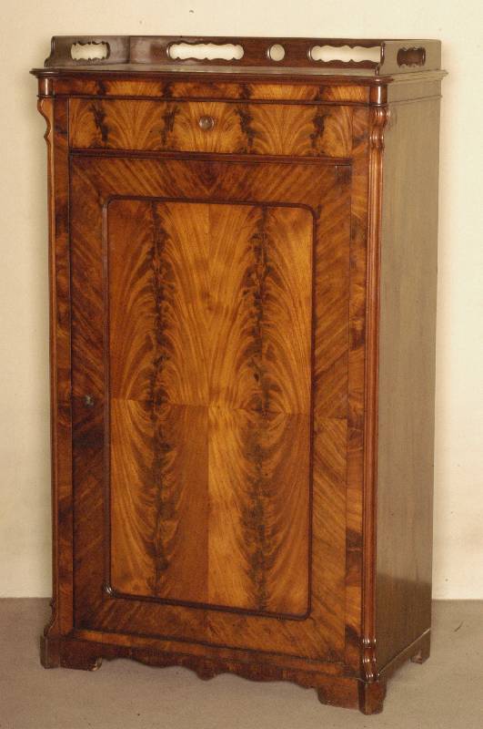 Vertiko, deutsch, um 1860, Louis-Philippe, Korpus Weichholz, Mahagonifurnier z.T. gespiegelt, abgeschrÄgte Ecken, gerillt, original ...